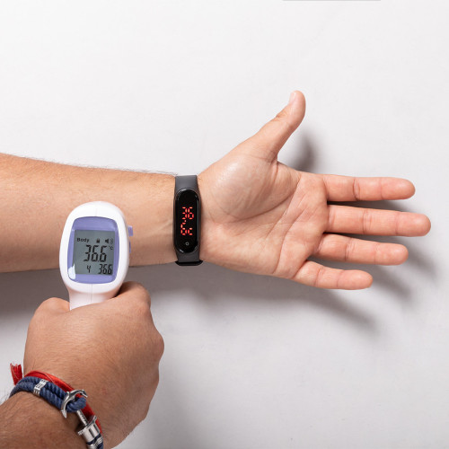 Thermometer watch takes body temperature Leroux